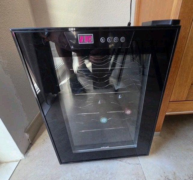 Bifinett KH1220 Wijnkoelkast - Perfect voor wijnliefhebbers, Ophalen, Minder dan 75 liter, Zonder vriesvak, Gebruikt