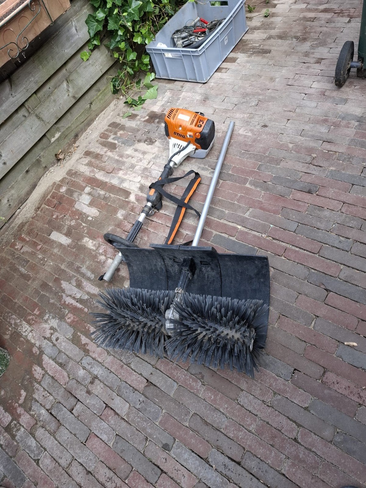 Stihl KM 131 R benzine motorbezem, Ophalen, Gebruikt, Bezem, Stihl