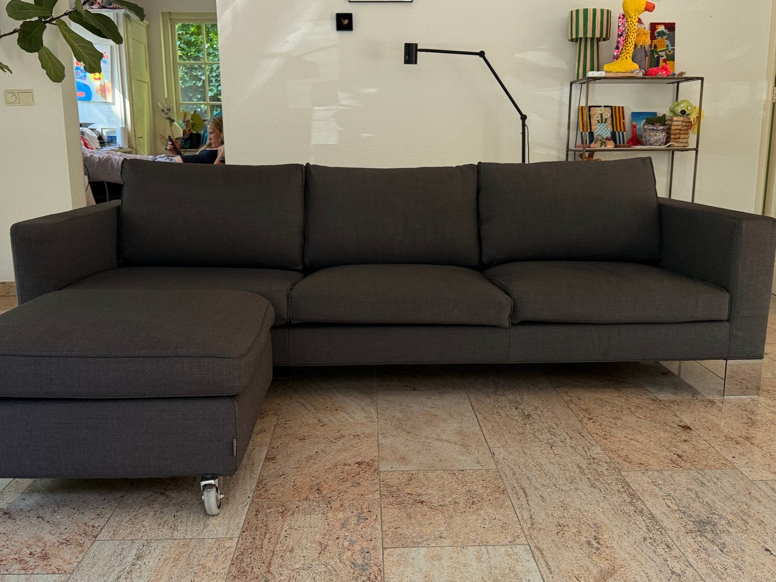 Minotti bank, donker grijs - met hocker, Huis en Inrichting, Ophalen, Gebruikt, Driepersoons, 75 tot 100 cm