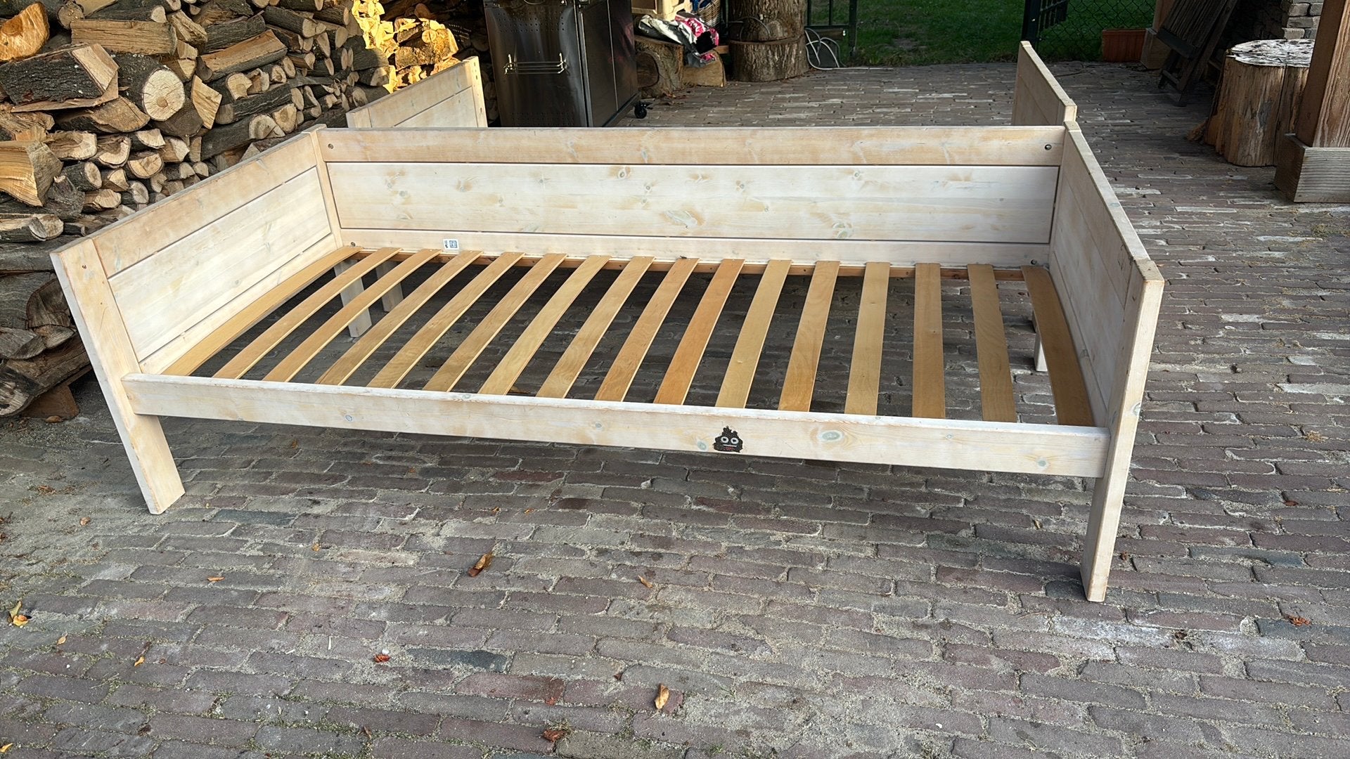 Gratis - 2 houten bedframes met lattenbodem, Ophalen, 85 tot 100 cm, Gebruikt, Lattenbodem