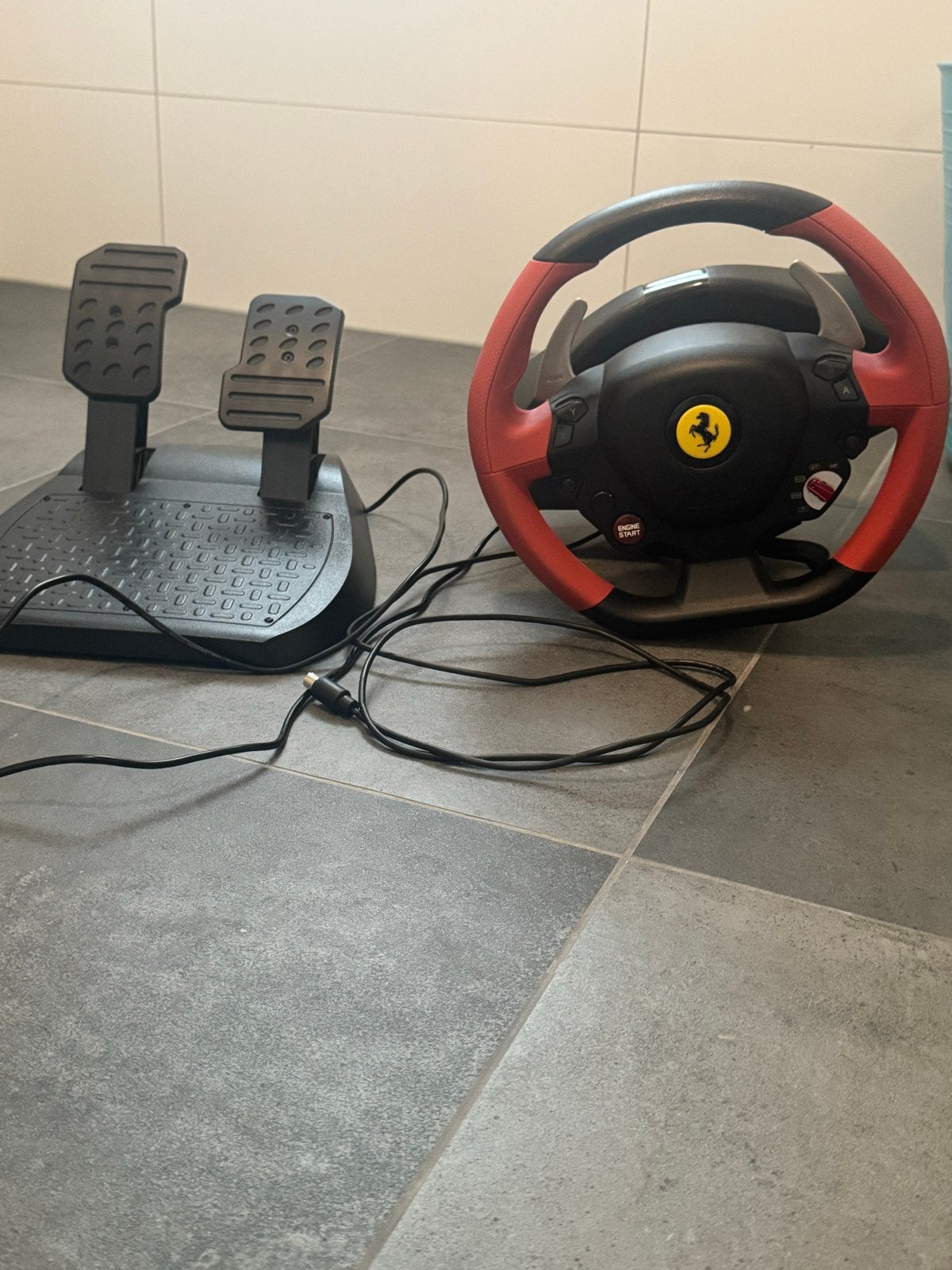 Thrustmaster Ferrari Racing Wheel met pedalen, Ophalen, Racestuur, Gebruikt, Force feedback