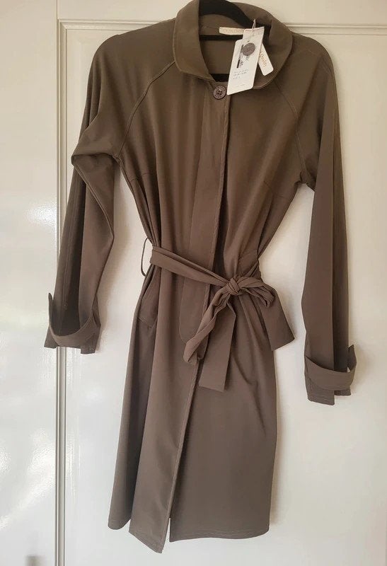 Lange taupe kleurige travel jas maat S v Triple Nine, Kleding | Dames, Triple Nine, Bruin, Nieuw, Ophalen of Verzenden