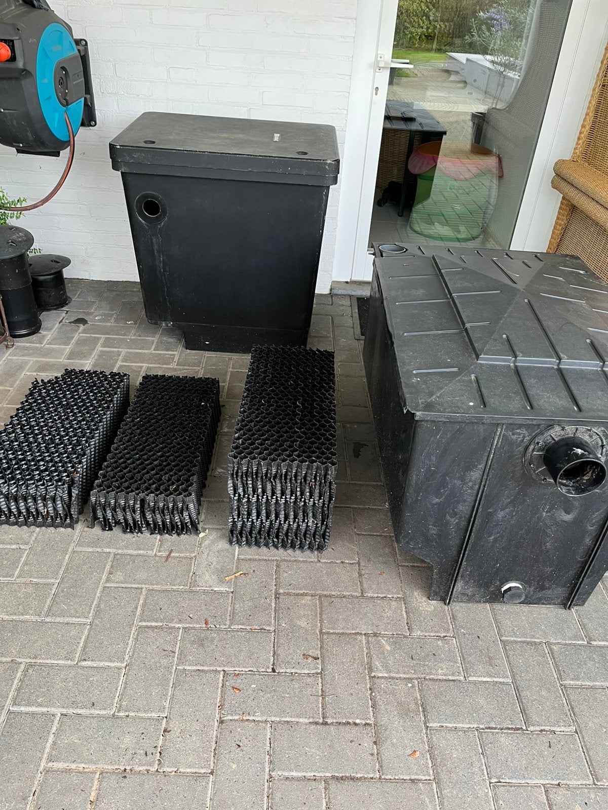 2 grote vijverfilters te koop incl. filtermateriaal, Ophalen, Zo goed als nieuw, Vijverfilter