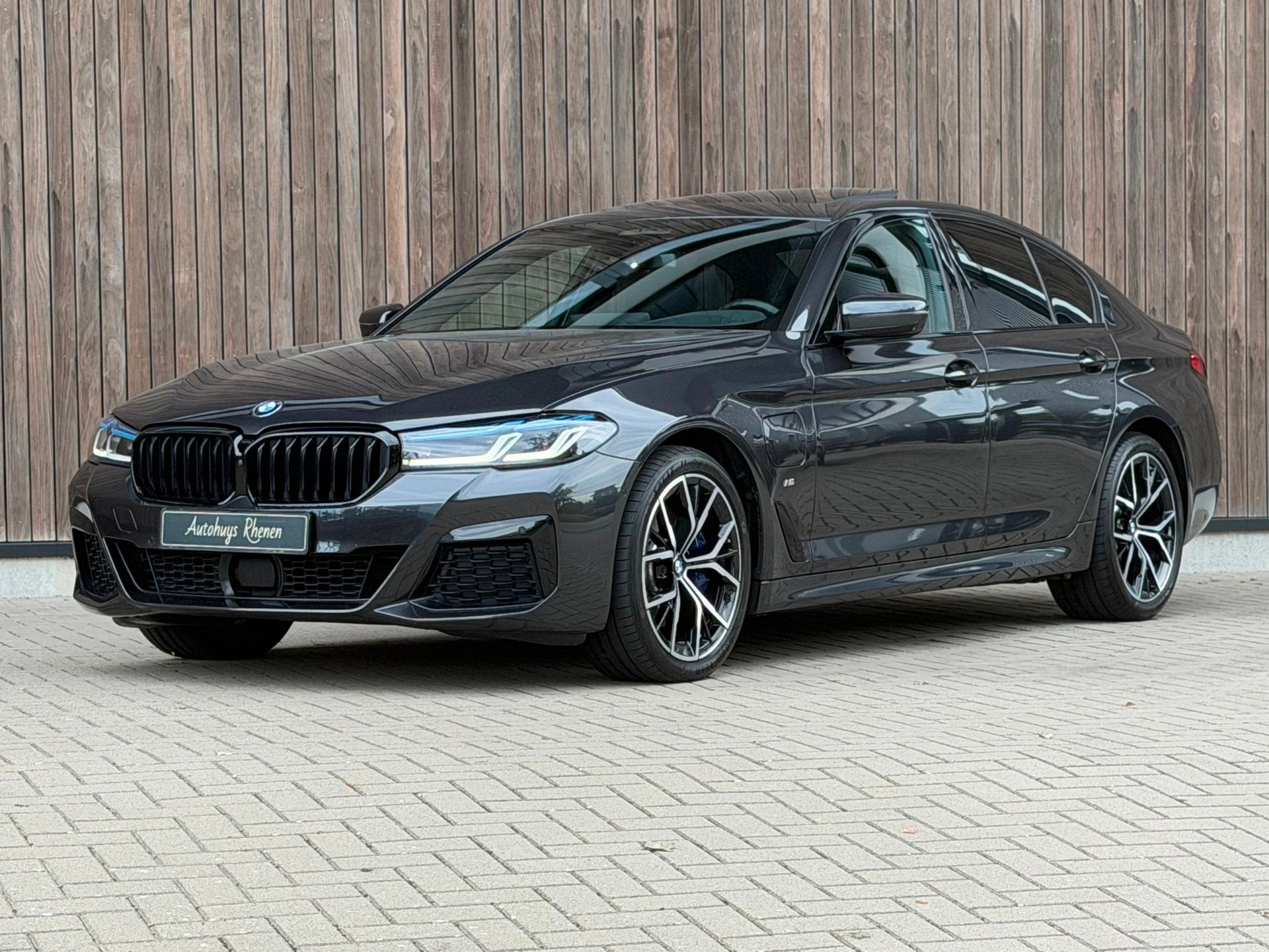 BMW 5-serie 530e High Executive M-sport / Softclose / VOL /, Achterwielaandrijving, Zwart, 4 cilinders, Bedrijf