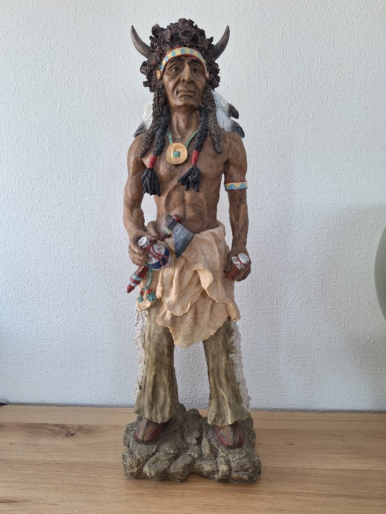 Beeld van een Indiaan met tomahawk en hoofdtooi, Verzamelen, Beelden en Beeldjes, Ophalen of Verzenden, Zo goed als nieuw, Mens