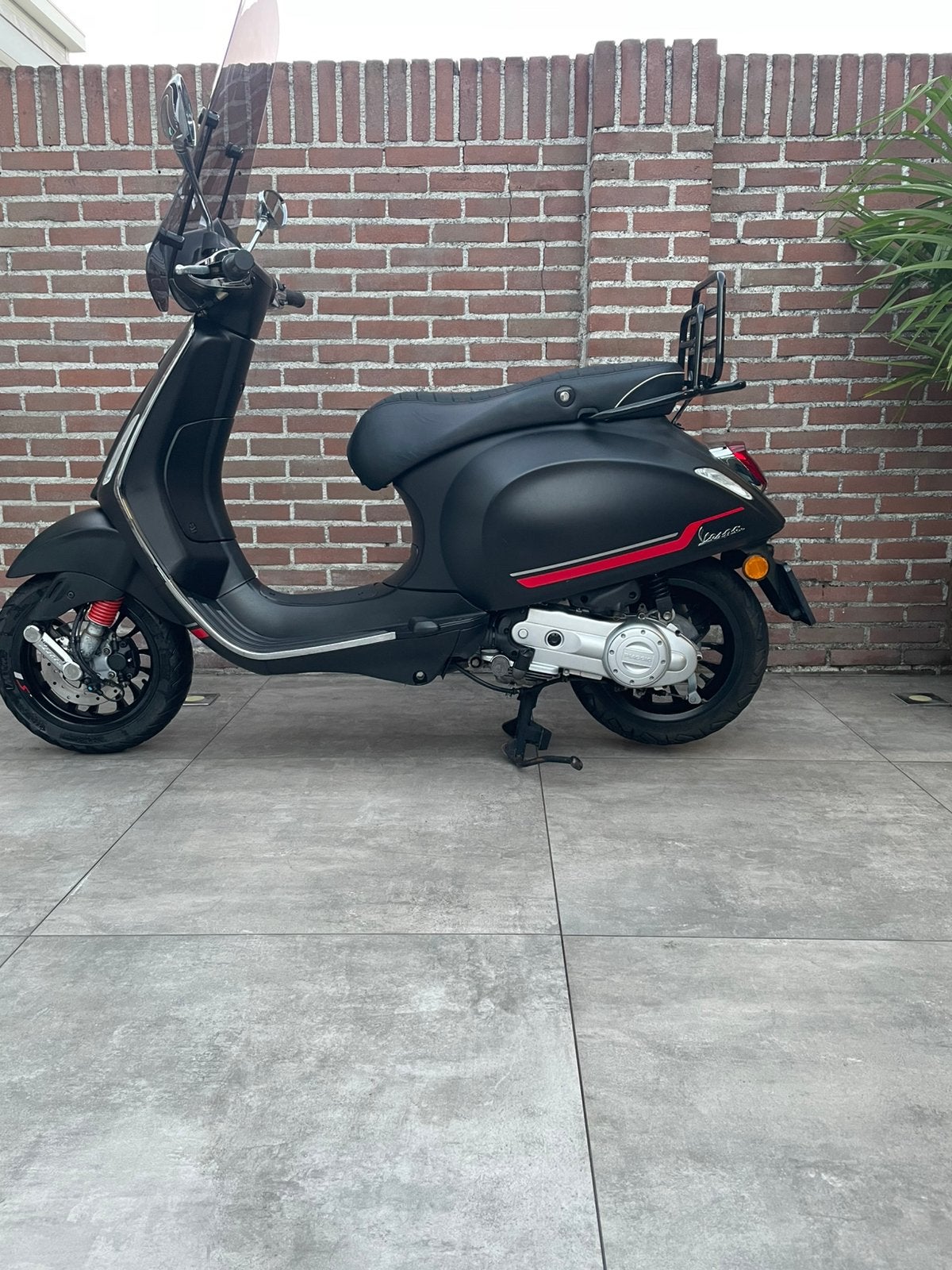 Vespa sprint 2022 - mat zwart, Fietsen en Brommers, Ophalen, Maximaal 45 km/u, Vespa S, Zo goed als nieuw