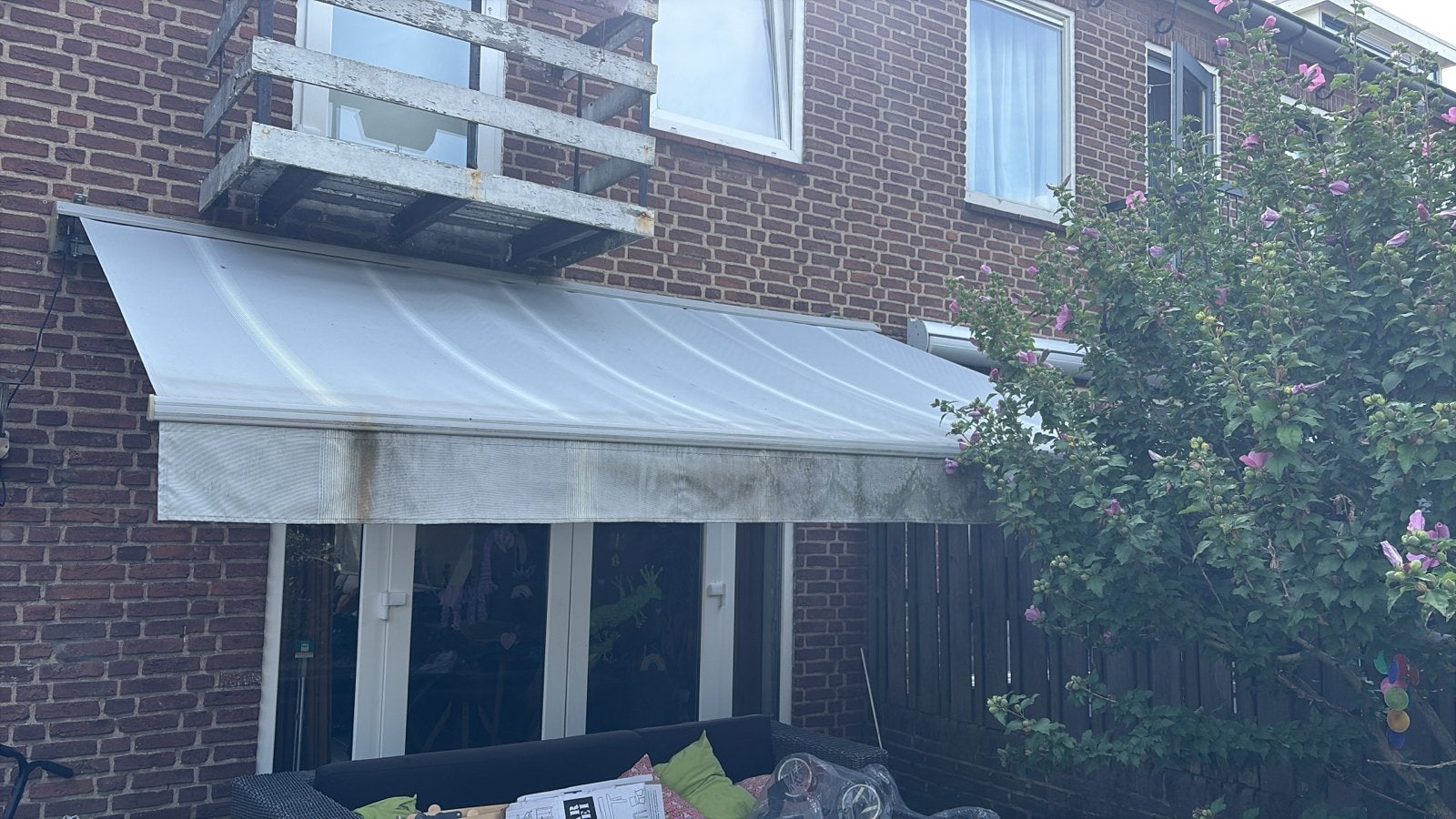 Gebruikt knikarmscherm, breed en diep, Tuin en Terras, Zonneschermen, Ophalen, Gebruikt, Elektrisch, 250 cm tot 450 cm