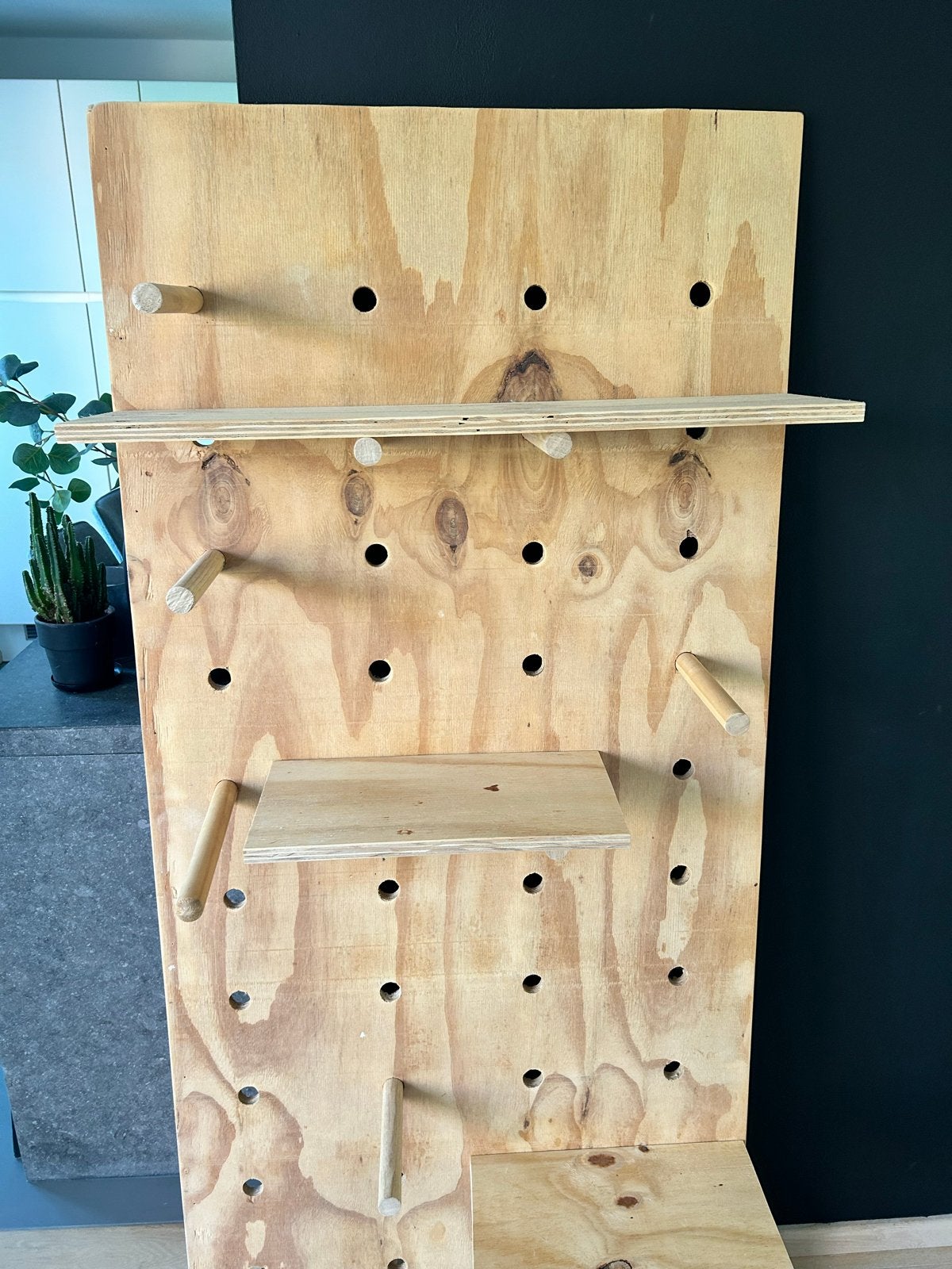Groot houten pegboard | vitrinekast, designkast, kast, Ophalen, Gebruikt