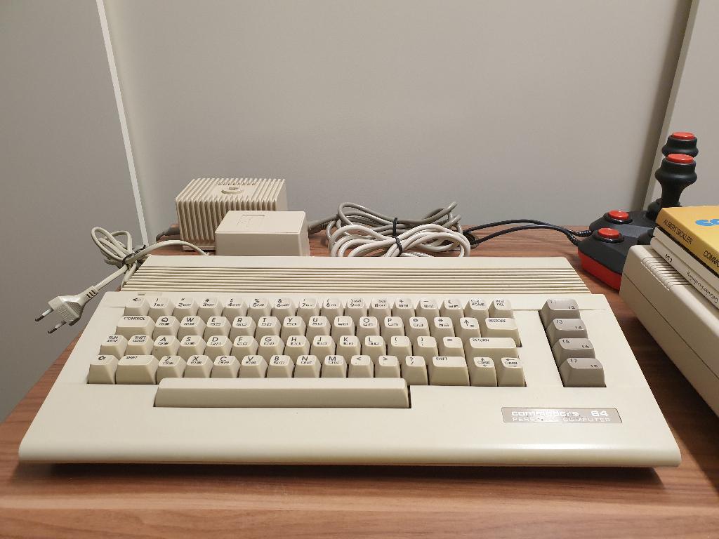 COMMODORE C 64 C + FLOPPY DRIVE 1541-2 + 2 Joysticks enz, Ophalen, Commodore C 64