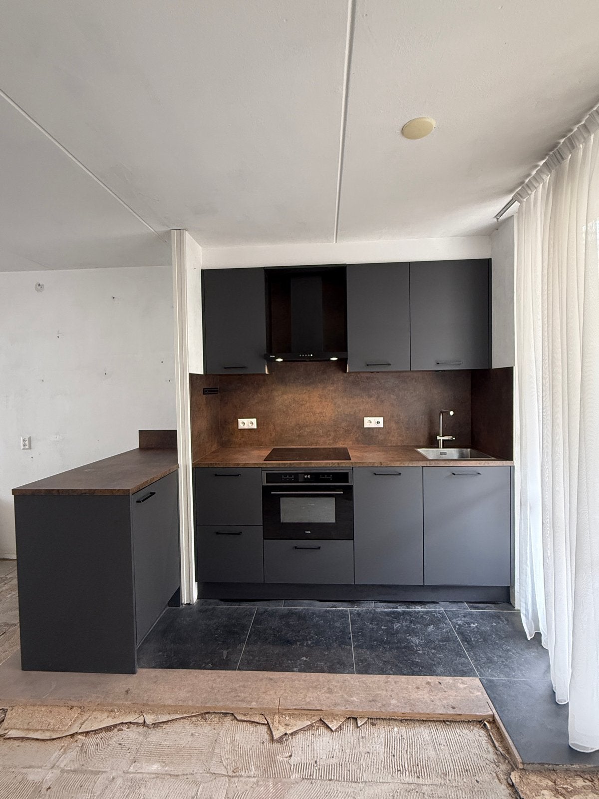 SCHMIDT keuken 2 jaar oud met Aventa apparatuur, Huis en Inrichting, Ophalen, Bruin, Hoekkeuken, Zo goed als nieuw