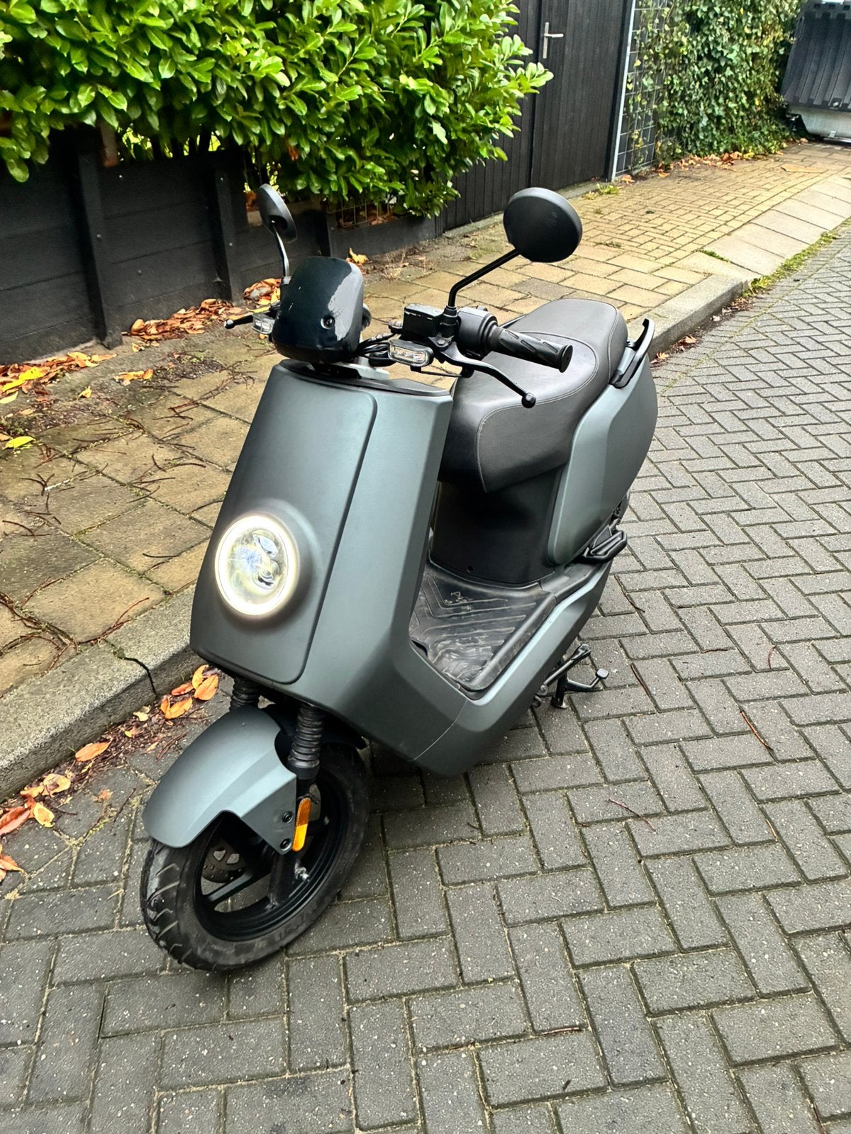 NIU N1S Sport - Matgrijs, Ophalen, Maximaal 45 km/u, Elektrisch, Zo goed als nieuw