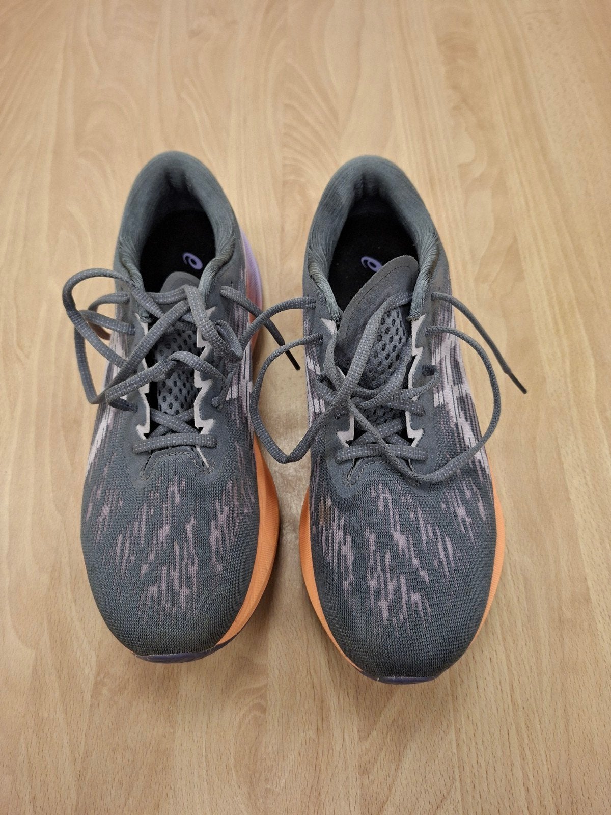 Asics Novablast 3 hardloopschoenen - Zo goed als nieuw, Hardloopschoenen, Ophalen of Verzenden, Zo goed als nieuw, Hardlopen