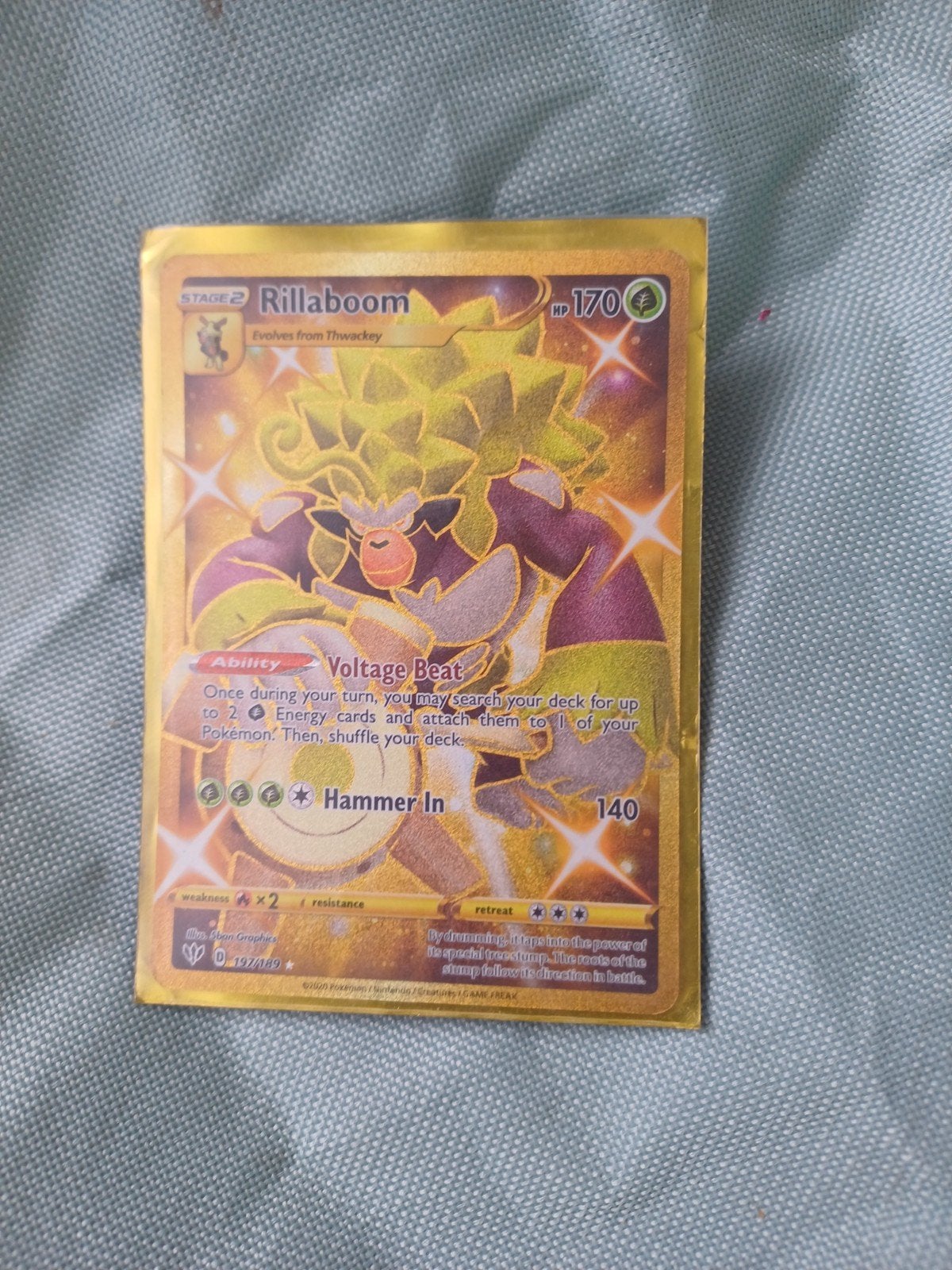 Pokémon Kaart Rillaboom VMAX Gold met Giratina Sleeve, Ophalen of Verzenden, Gebruikt, Losse kaart, Foil