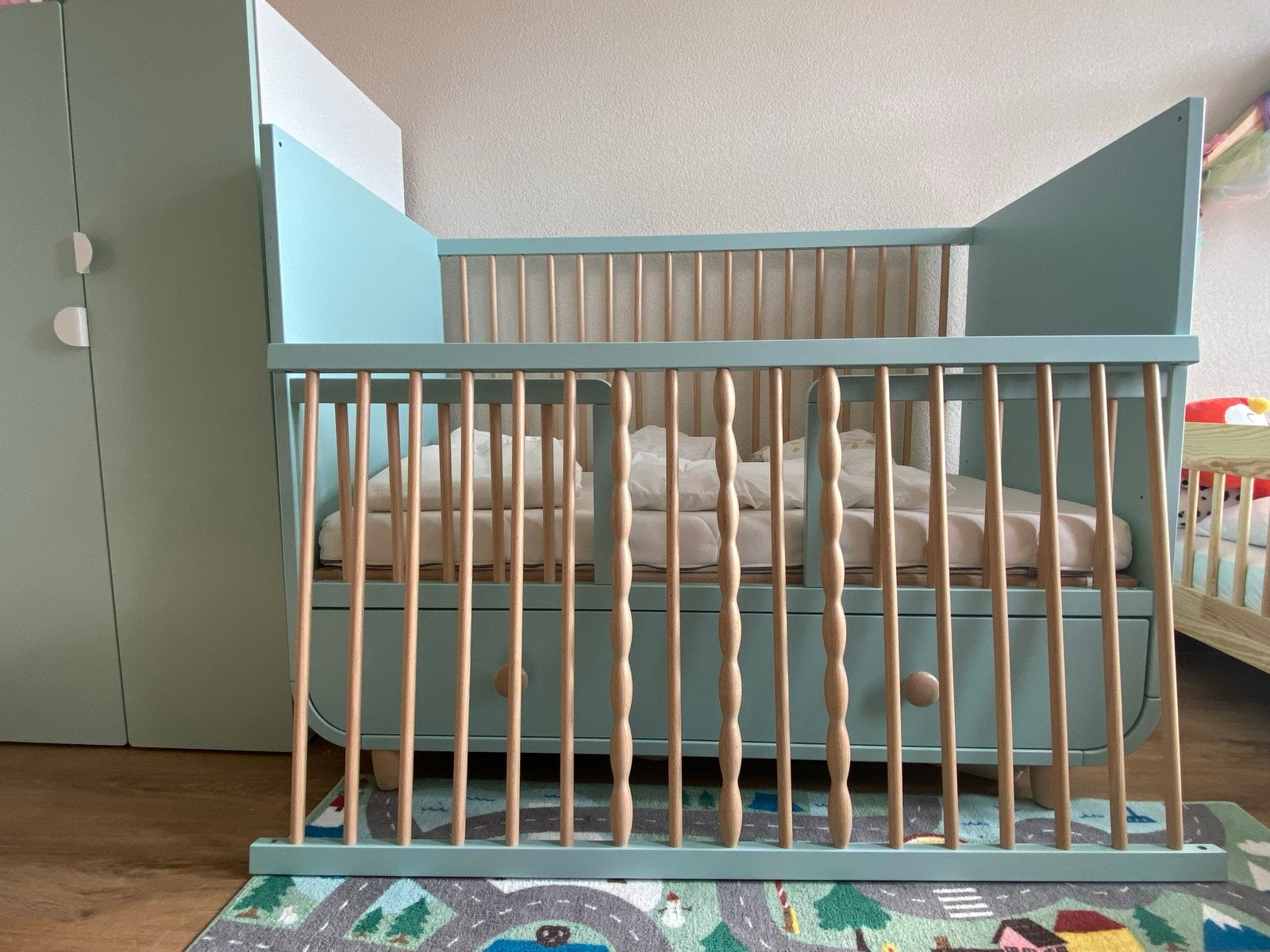 Ikea Myllra lichtturkoois babybed met lade en matras 60x120, Ophalen, Zo goed als nieuw, Lattenbodem, Minder dan 140 cm