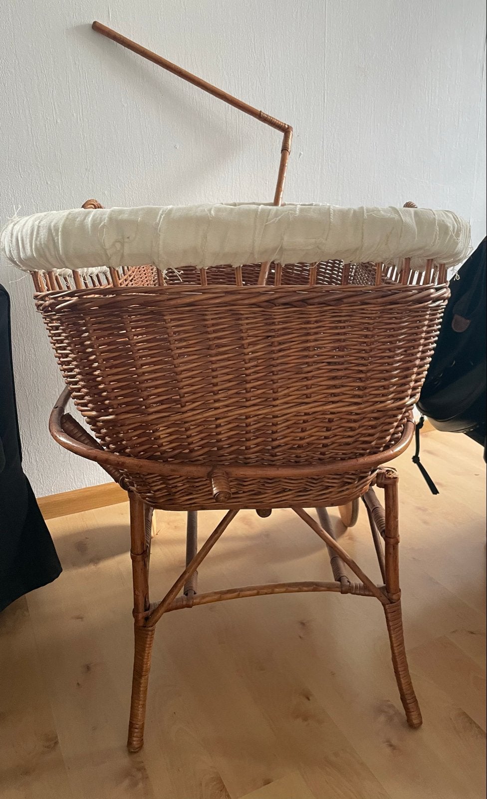 Vintage Wieg Rotan met Hemelstang en Wieltjes, Ophalen, Gebruikt, Wieg