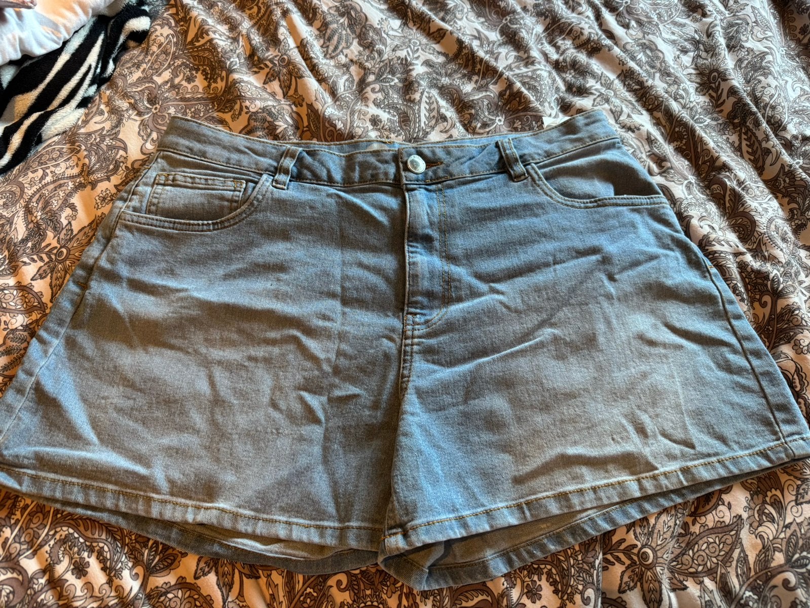 Korte lichtblauwe spijkerbroek, Kleding | Dames, Spijkerbroeken en Jeans, Ophalen, Zo goed als nieuw, Blauw, W33 - W36 (confectie 42/44)