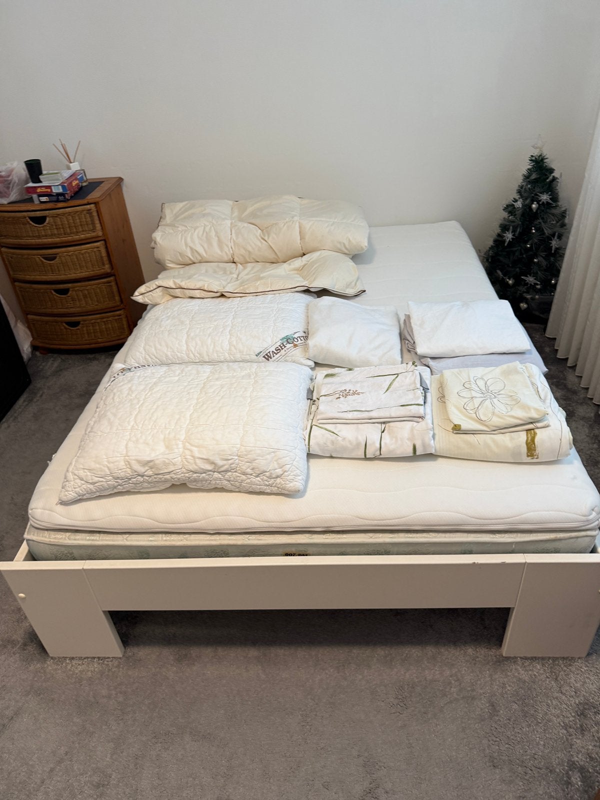 2 persoons bed, matras, topper, kussens, lakens en hoezen, Ophalen, Tweepersoons, Zo goed als nieuw, Crème