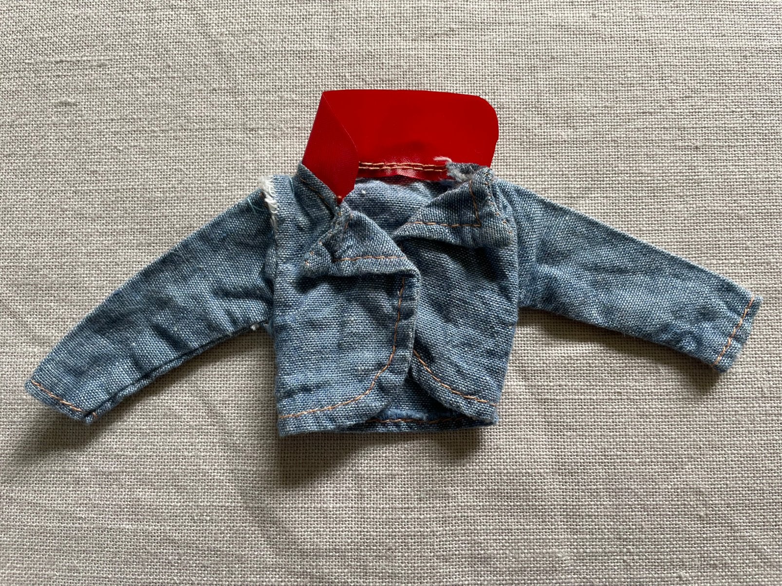 Vintage spijkerjasje oranje stiksels kunststof kraag Barbie, Ophalen of Verzenden, Gebruikt, Kleertjes