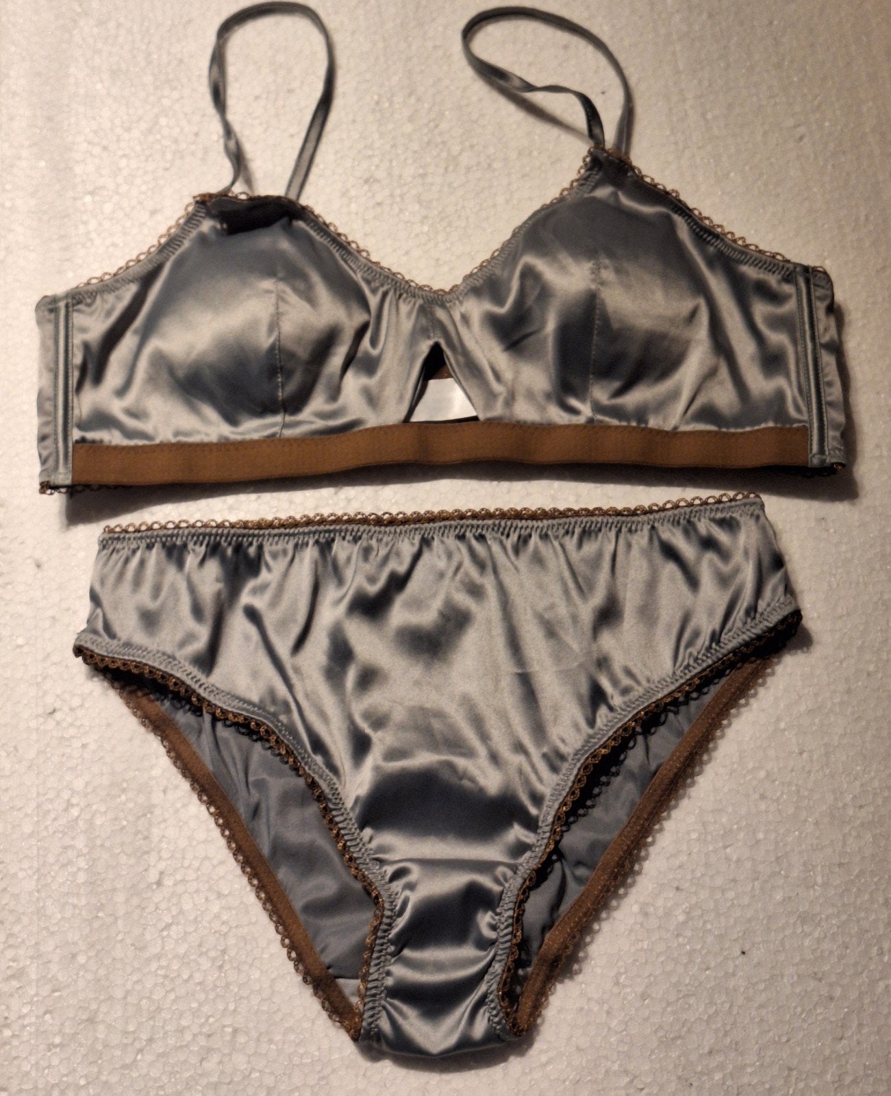 Sexy nieuw grijs satijnen setje, Kleding | Dames, Ondergoed en Lingerie, Verzenden, Grijs