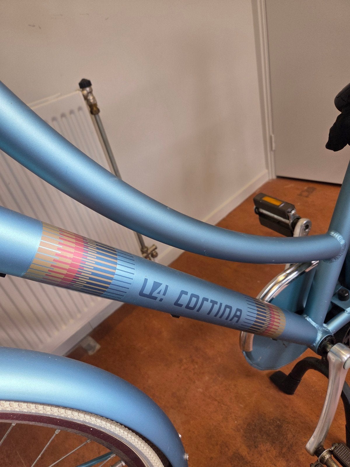 Foto 2 van Cortina Damesfiets Metallic Blauw–Nette Stadsfiets met Krat