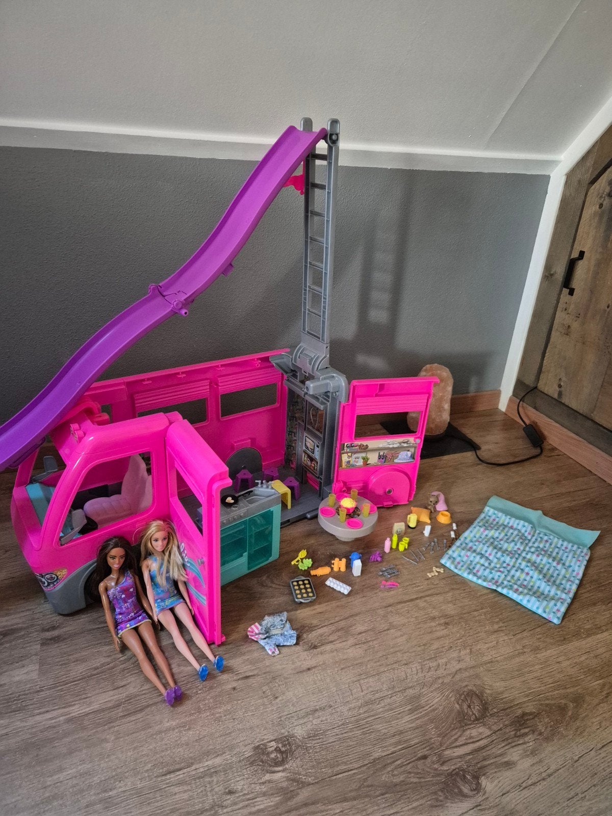 Barbie Camper met poppen en accessoires, Ophalen of Verzenden, Gebruikt, Barbie