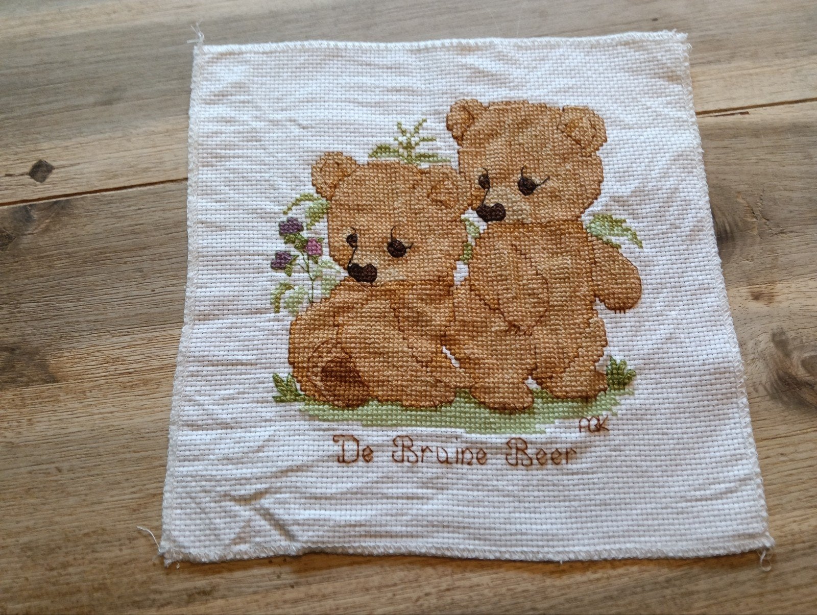 Geborduurd wandkleedje met twee beertjes - 'De Bruine Beer', Ophalen of Verzenden, Gebruikt, Handborduren, Overige typen