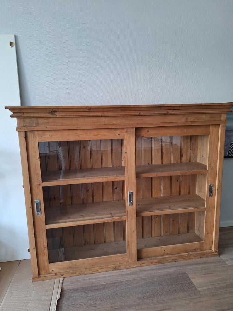 Grenen boekenkast met glazen schuifdeuren, Ophalen, Gebruikt, 25 tot 50 cm