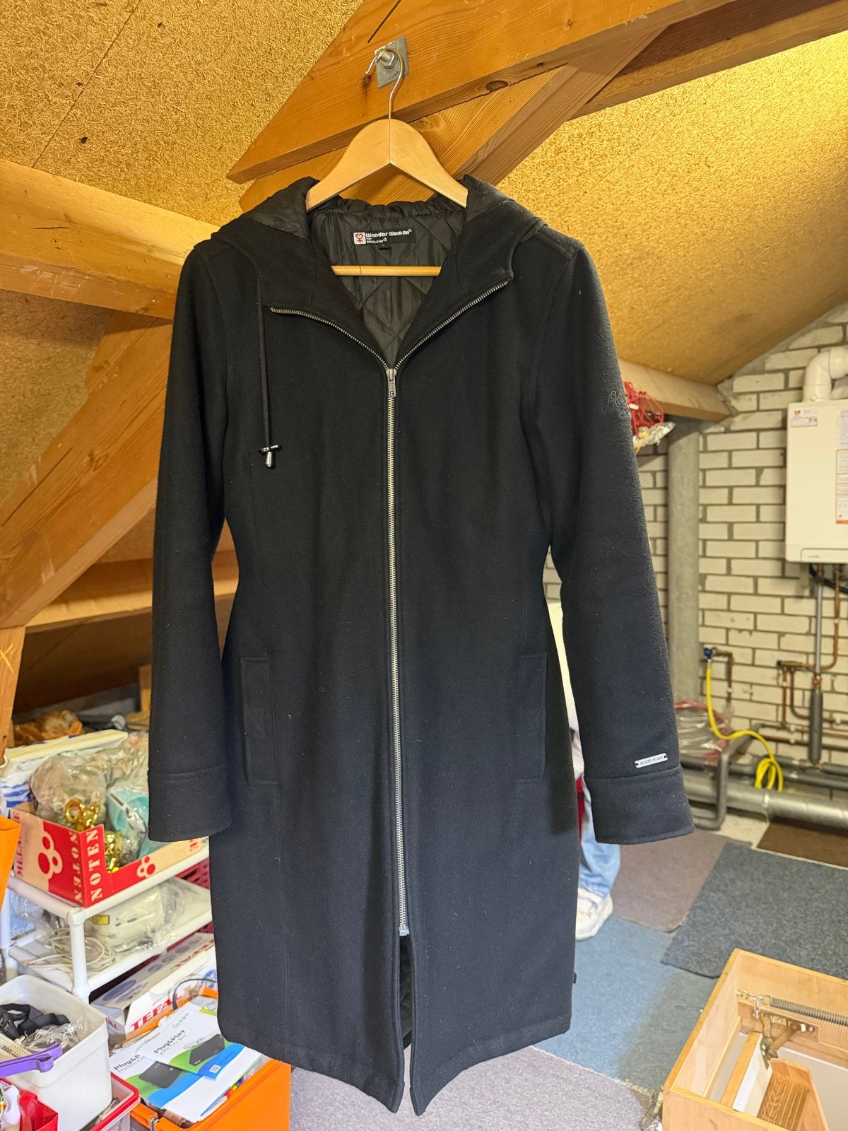 Zwarte jas met capuchon - Wonder Woman for Coolcat, Kleding | Dames, Ophalen of Verzenden, Gedragen, Maat 36 (S), Zwart