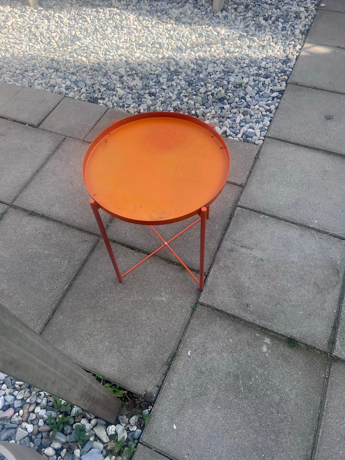 Oranje bijzettafel, metaal, rond met dienblad, Ophalen, Zo goed als nieuw, Rond, Metaal