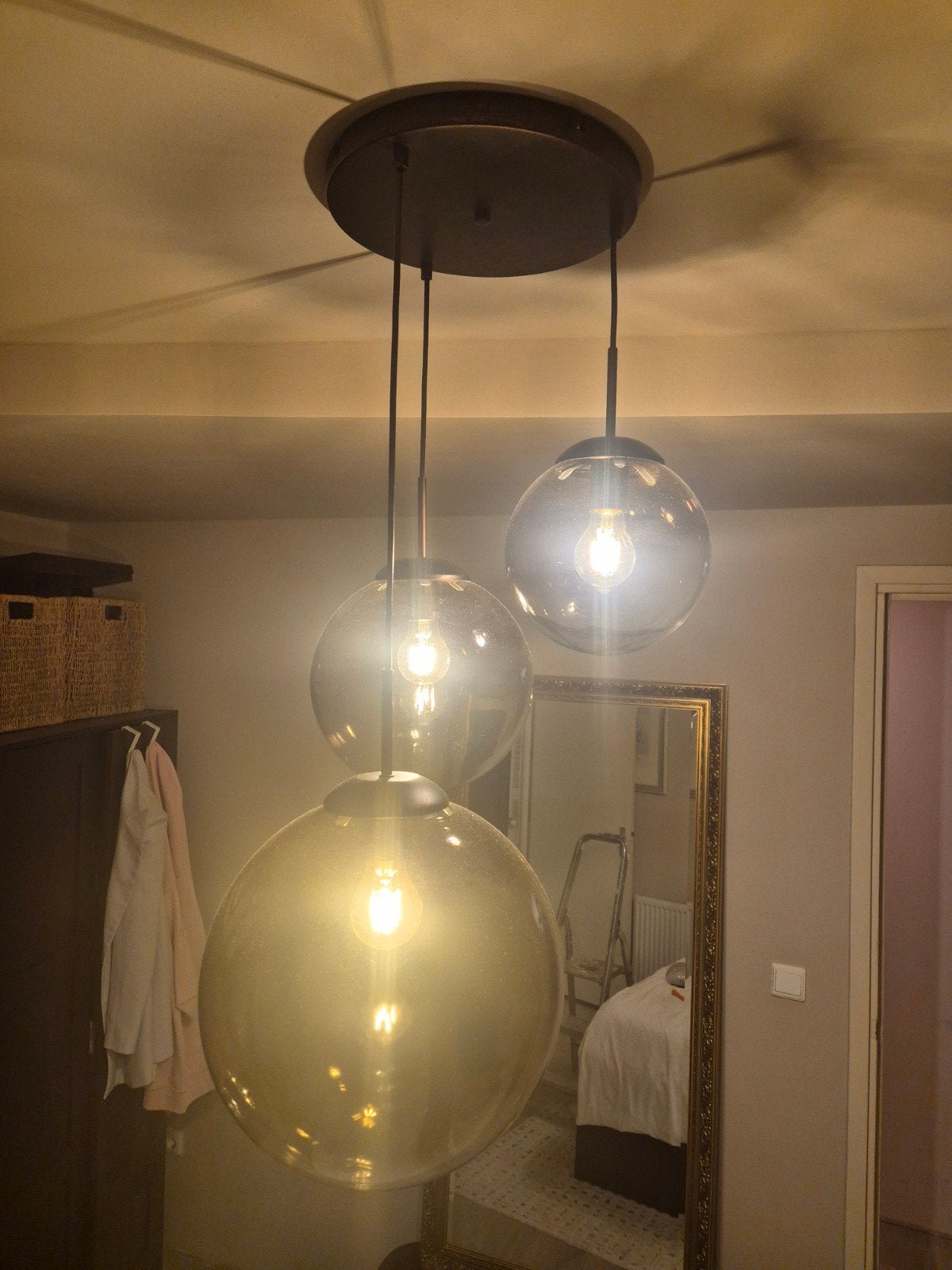 Moderne hanglamp met 3 glazen bollen, Ophalen, Gebruikt, E27 (groot), Glas