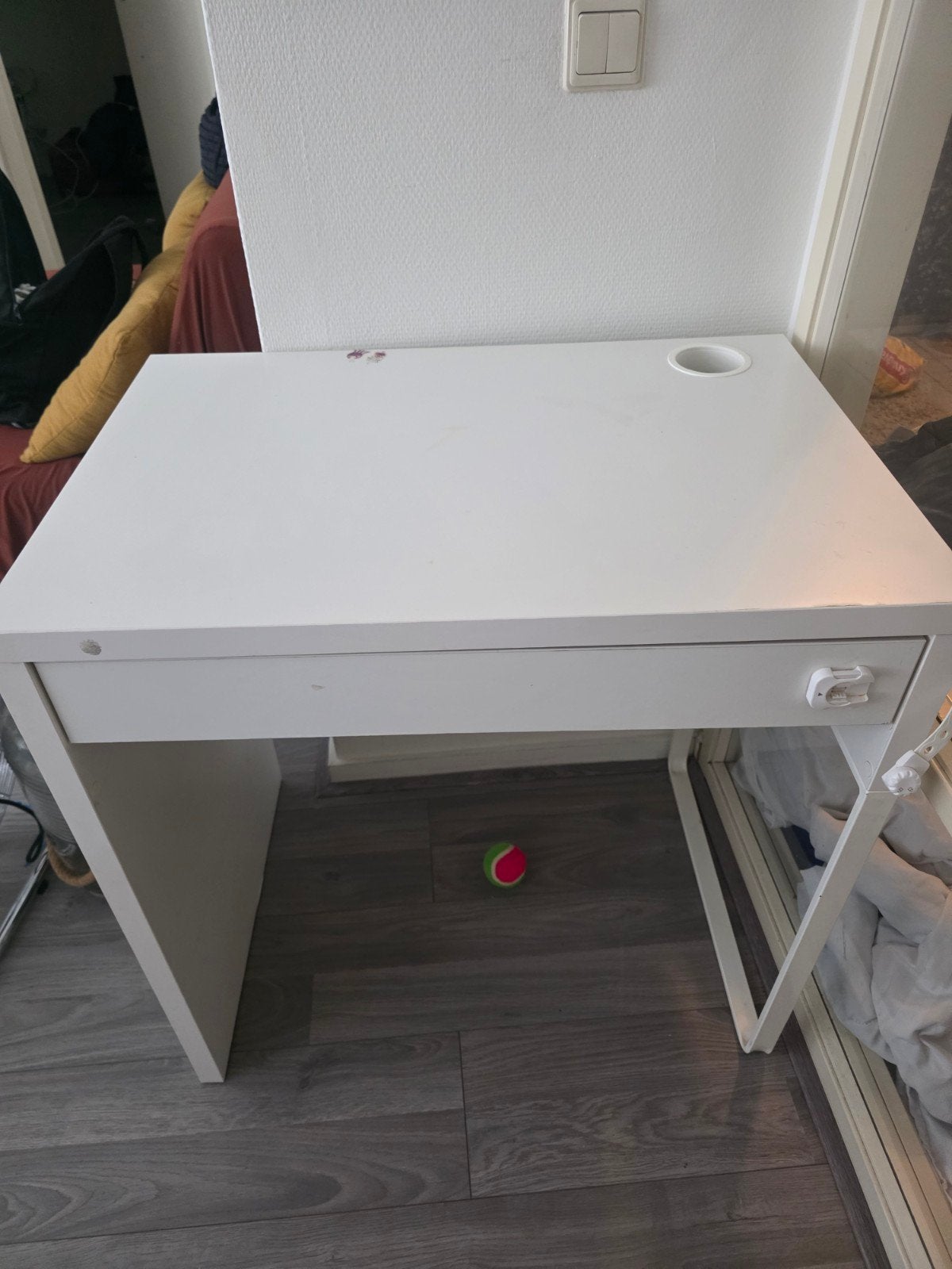 IKEA bureau met lade en kabeldoorvoer, Huis en Inrichting, Bureaus, Ophalen, Met lades, Gebruikt, Spaanplaat of MDF