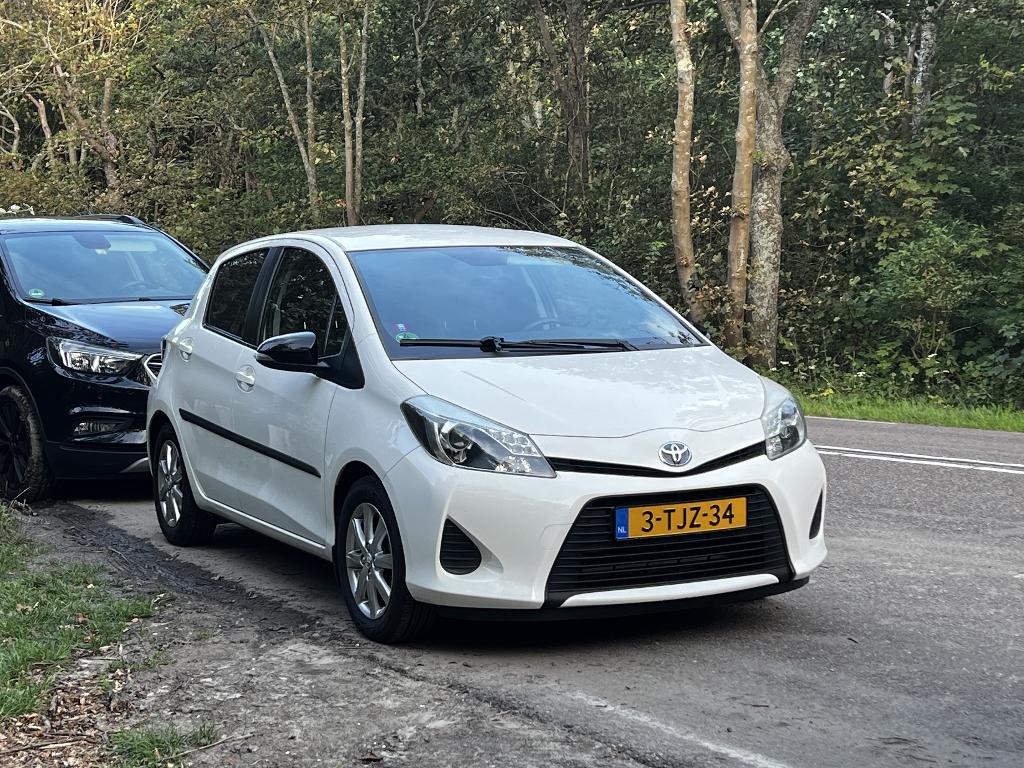 Toyota Yaris 1.5 Full Hybrid CVT 5DR 2012 Wit APK 5 juni, Auto's, Toyota, Euro 5, 74 pk, Zwart, 4 cilinders