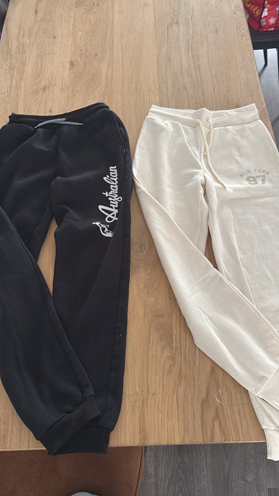 2 joggingbroeken, zwart en crème, maat 158/164 en XS, Ophalen of Verzenden, Gebruikt, Meisje, Broek
