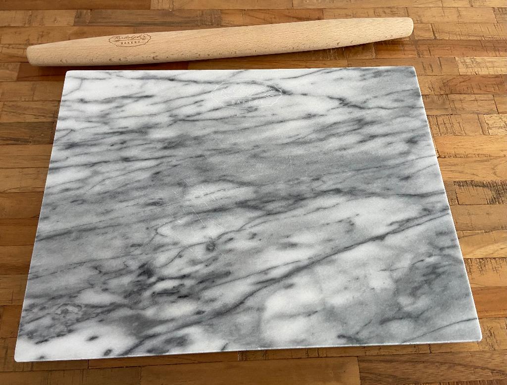 Marmeren Plaat 40x30cm + deegroller - Rudolph's Bakery, Ophalen, Snij-/serveerplank, Zo goed als nieuw, Grijs