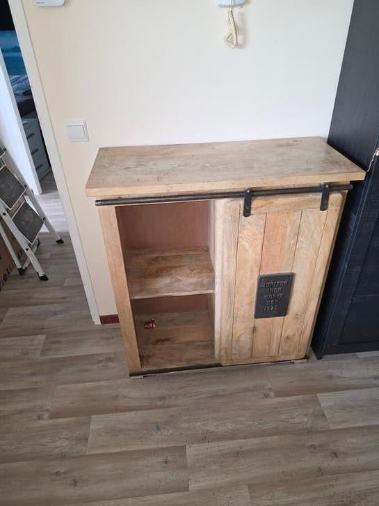 Wijnrek van mangohout met industriële details, Huis en Inrichting, Woonaccessoires | Wijnrekken, 50 tot 75 cm, 15 tot 25 flessen