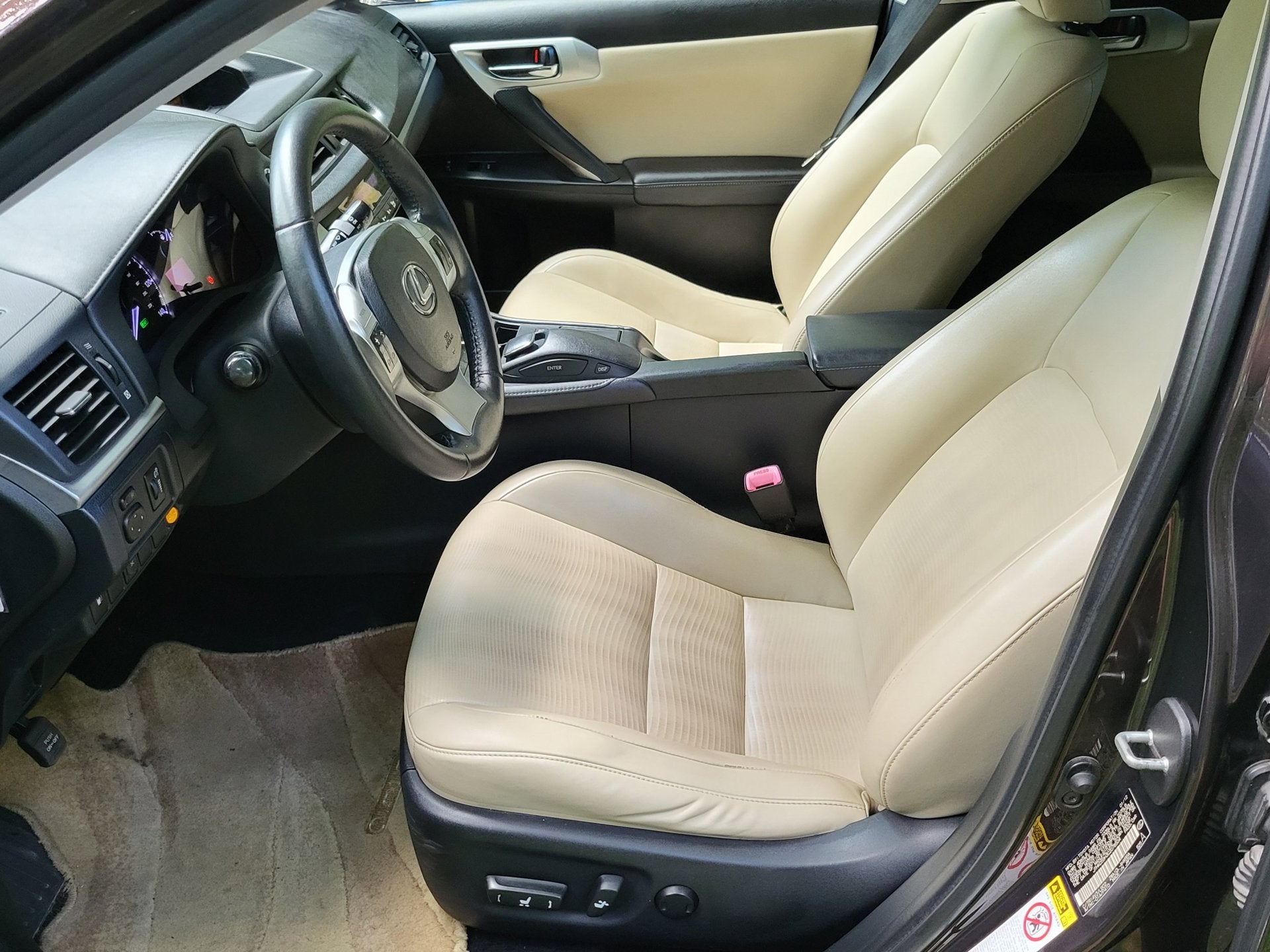 Lexus CT 200h Hybride 136 ch • Boîte auto • Cuir beige • GPS • Caméra de recul • Keyless