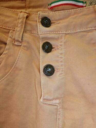 Please broek licht zalm kleurig 3 knopen voor mt XS nr 30934, ., Please, Ophalen of Verzenden, Zo goed als nieuw