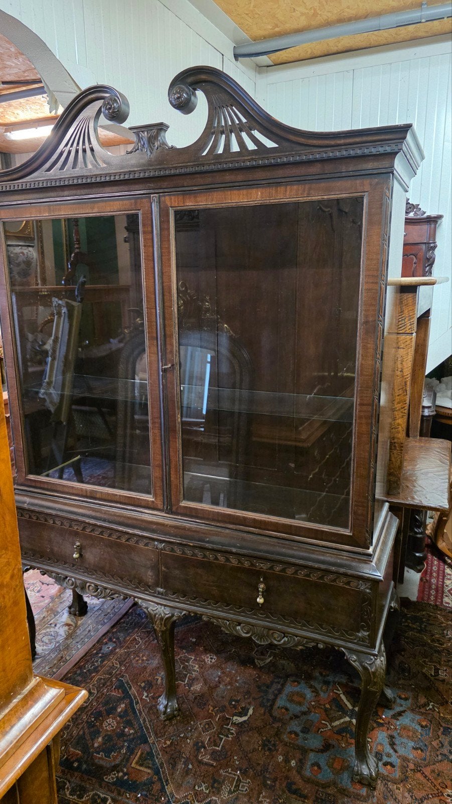 Notenhouten Engelse vitrine