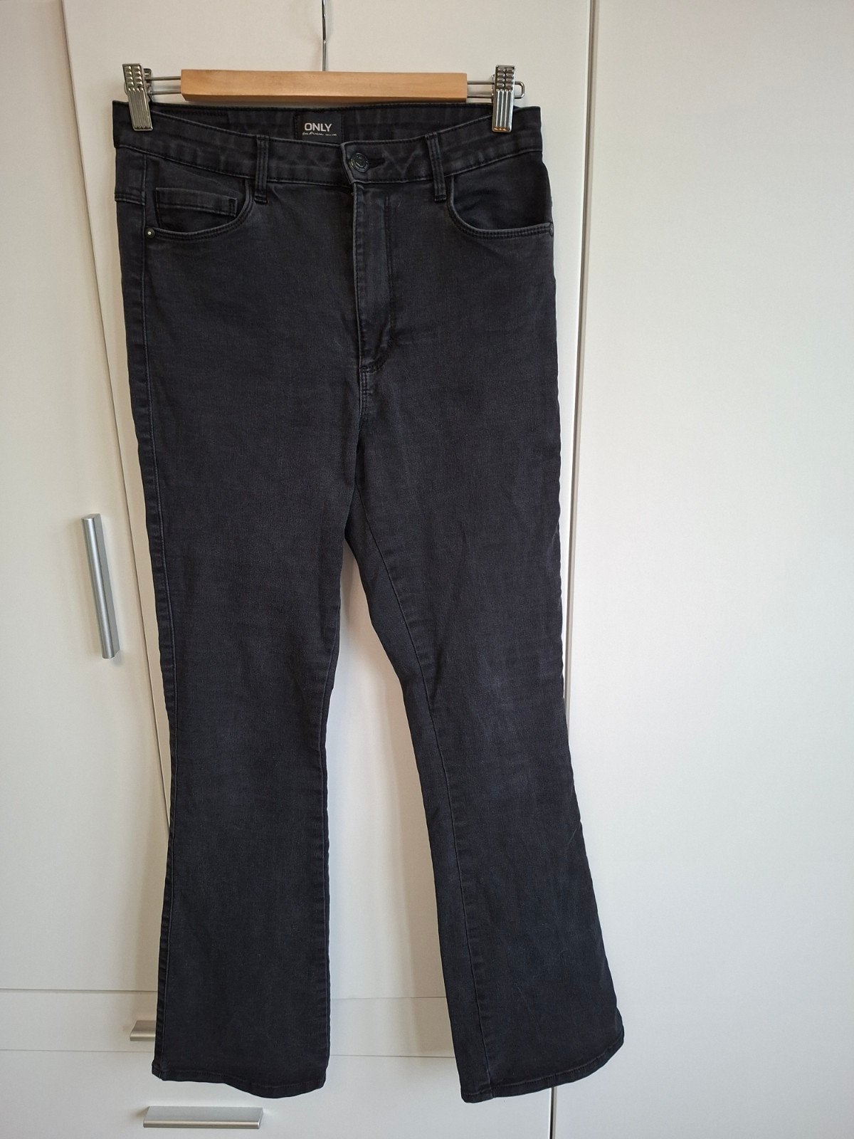 zwarte flaired broek only L/30, Kleding | Dames, Spijkerbroeken en Jeans, Ophalen of Verzenden, Zo goed als nieuw, Zwart, W30 - W32 (confectie 38/40)