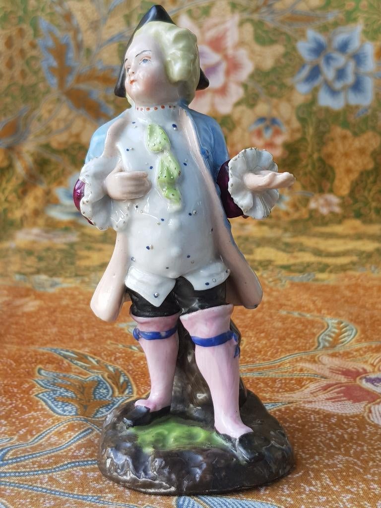 Mooi antiek beeldje uit Engeland van een edelman 13 cm. 1880