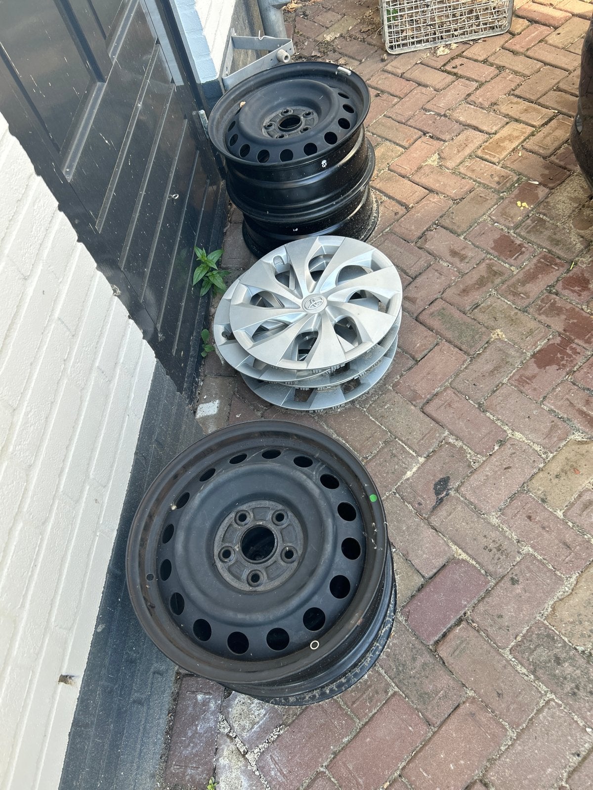 Stalen velgen met wieldoppen toyota yaris cross 16inch, Ophalen of Verzenden, Gebruikt, Personenwagen, Velg(en)