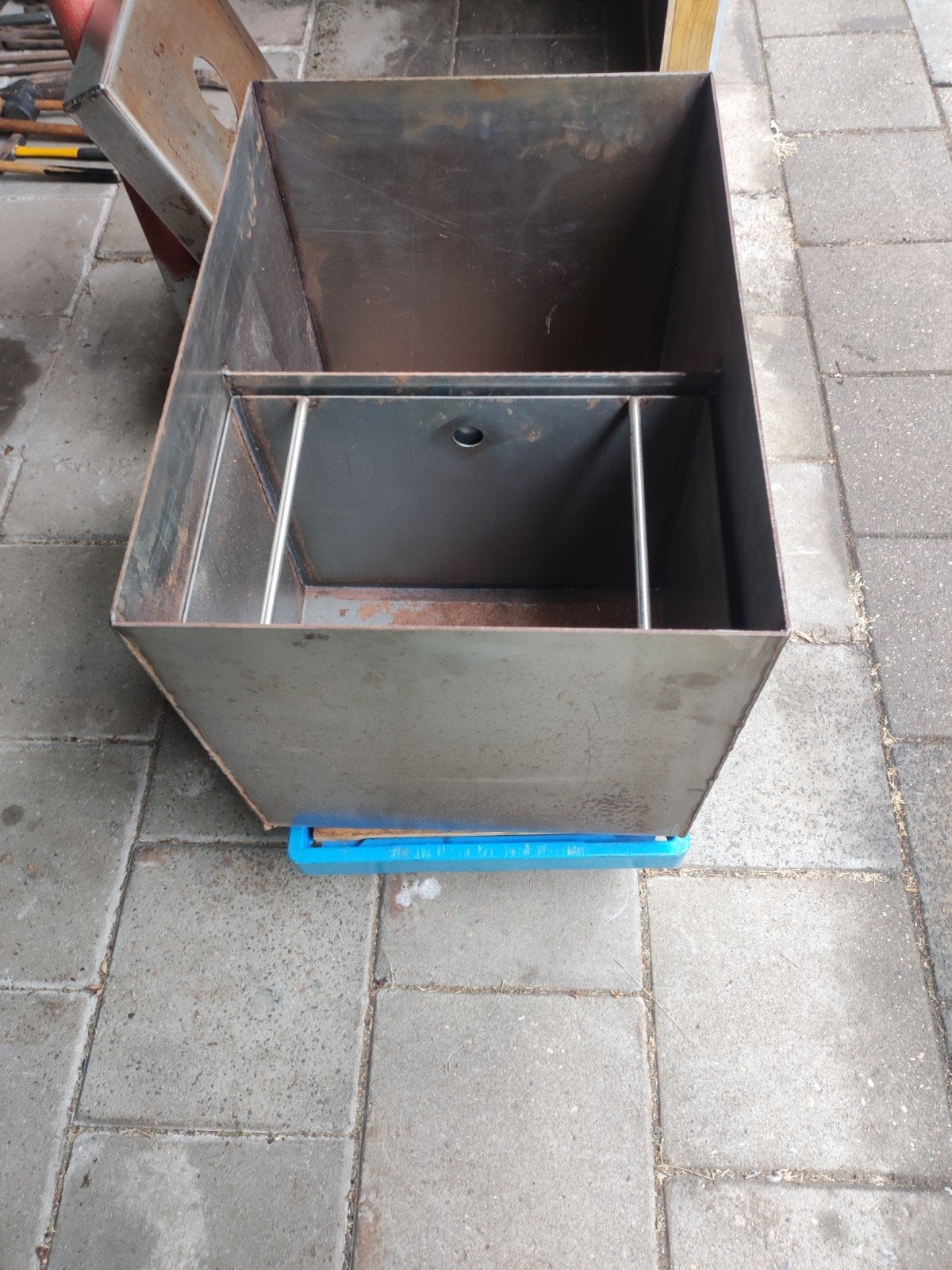 Mooie bak voor koelolie met pomp, Doe-het-zelf en Verbouw, Gereedschap | Overige machines, Ophalen