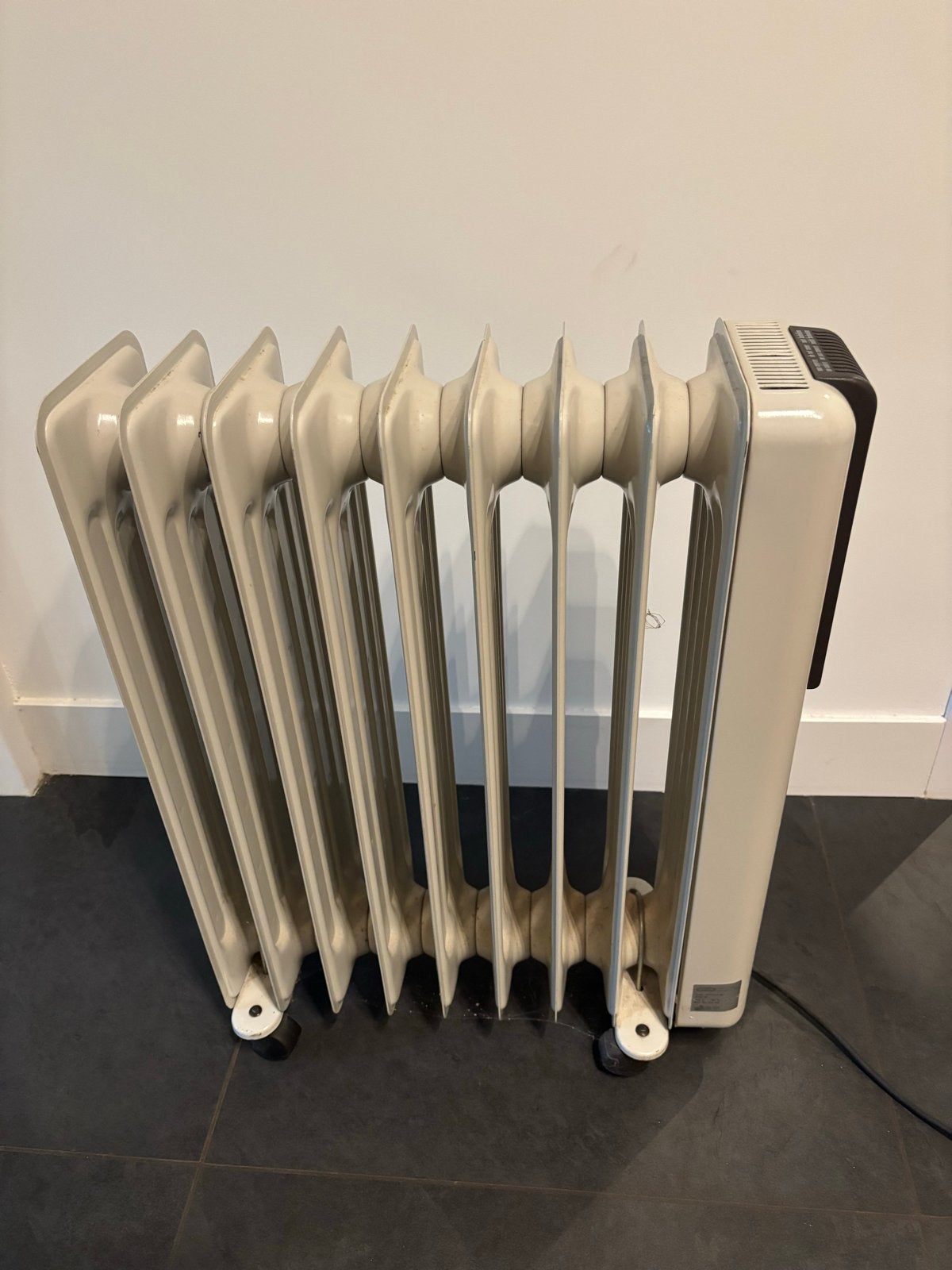 Delonghi olieradiator - Draagbare elektrische kachel, Doe-het-zelf en Verbouw, Verwarming en Radiatoren, Gebruikt, Kachel, 800 watt of meer