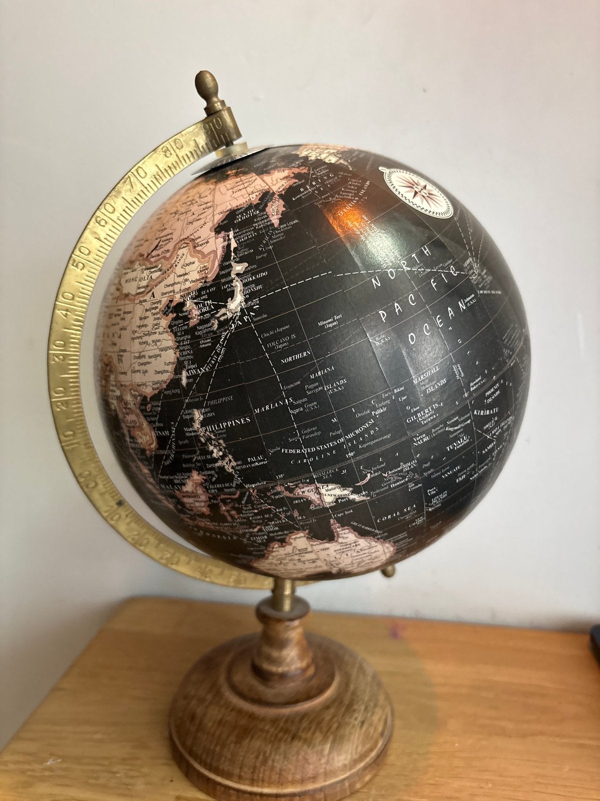 Decoratieve Wereldbol Zwart met Houten Voet, Ophalen, Draaibaar, Zo goed als nieuw, Staatkundige wereldbol