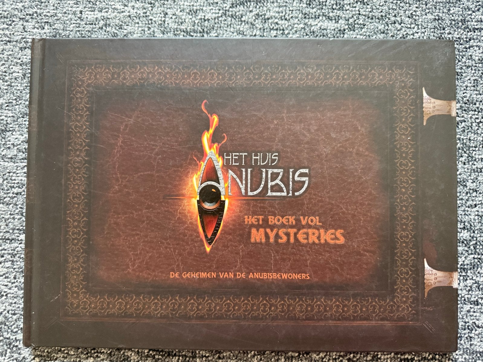 Het Huis Anubis: Het Boek Vol Mysteries, Ophalen of Verzenden, Zo goed als nieuw, Fictie