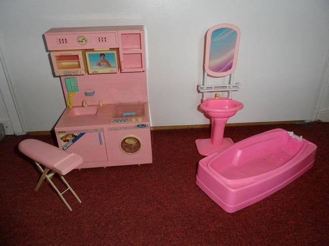 Barbie: Wasmachine ruimte, strijkplank + badkamer, Ophalen of Verzenden, Zo goed als nieuw, Barbie