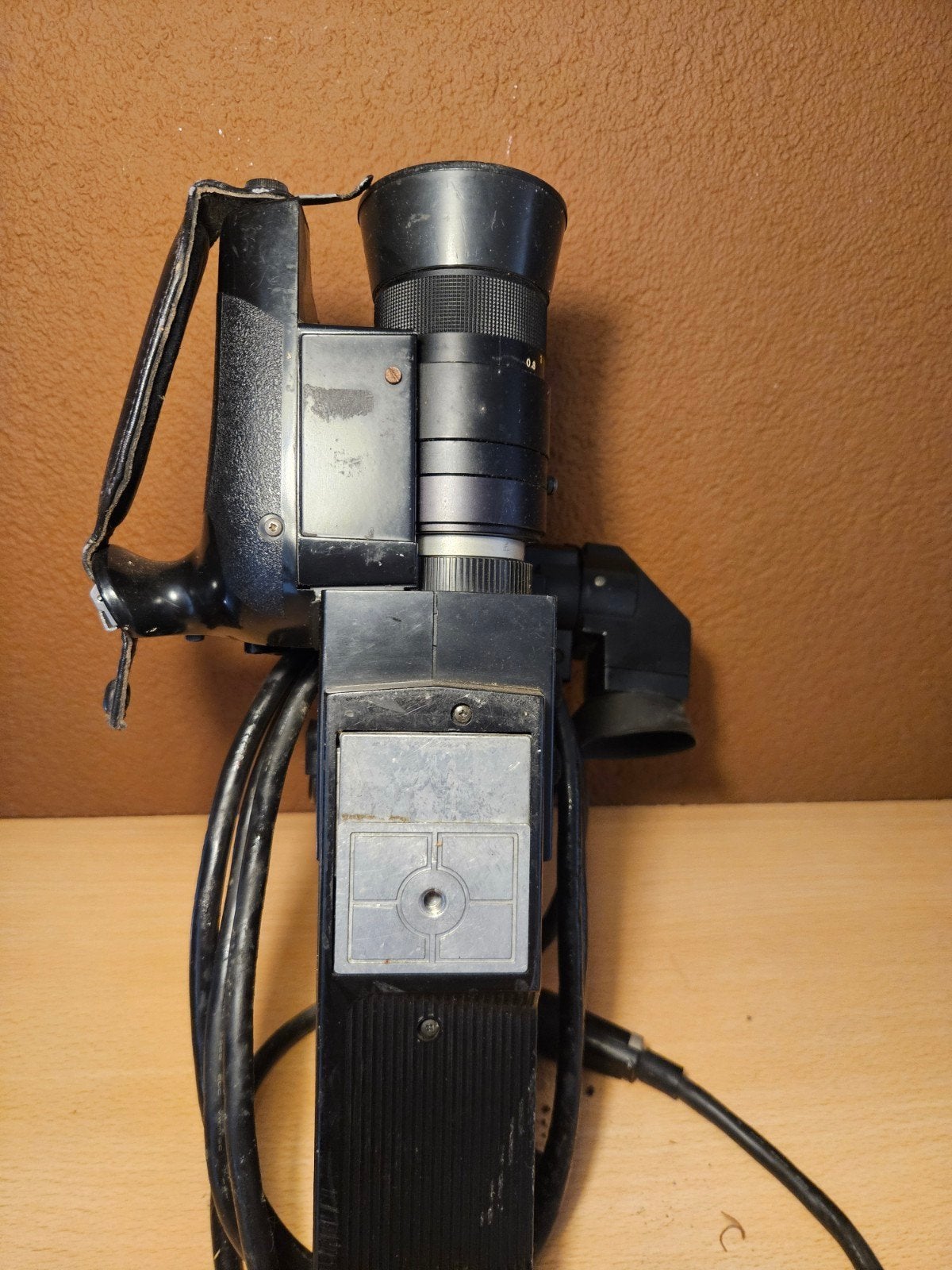 Foto 6 van Vintage Sony Video Camera HVC-2000P Trinitron

Tekst samenge