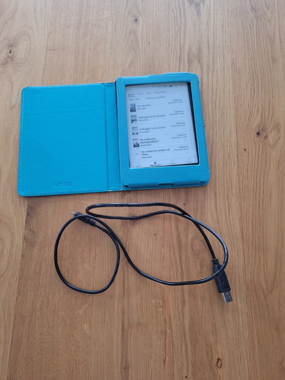 Kobo Glo e-reader met boeken en laadkabel, Gebruikt, 6 inch of minder, Kobo, Ophalen of Verzenden