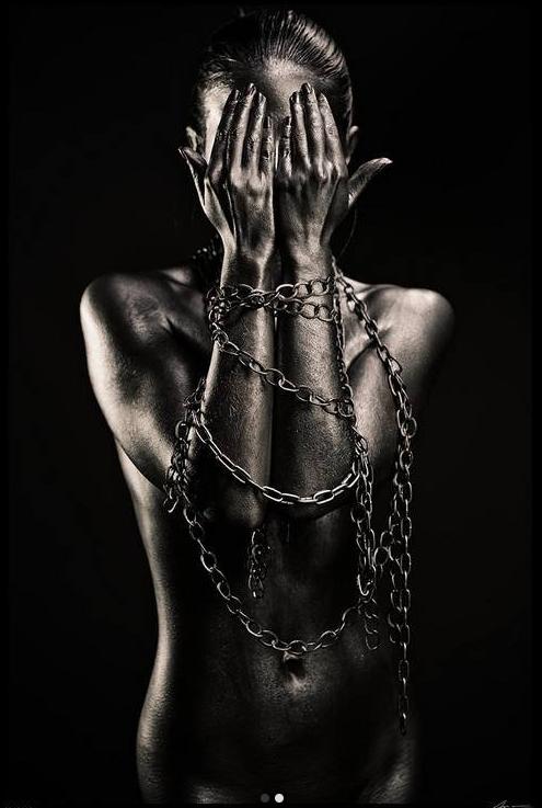 Naked Woman Tied in Iron Alu Art, Ophalen of Verzenden