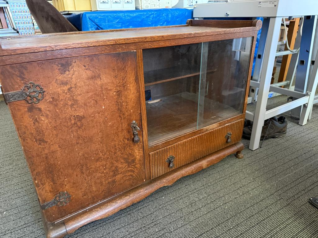 Oud kastje, dressoir. Met glazen deurtjes., Huis en Inrichting, Kasten | Dressoirs, Ophalen, Gebruikt, 100 tot 150 cm, Glas